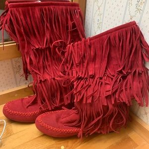 Hot cakes fringe moccasins!! Super cute